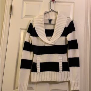 Wet seal sweater vneck size medium